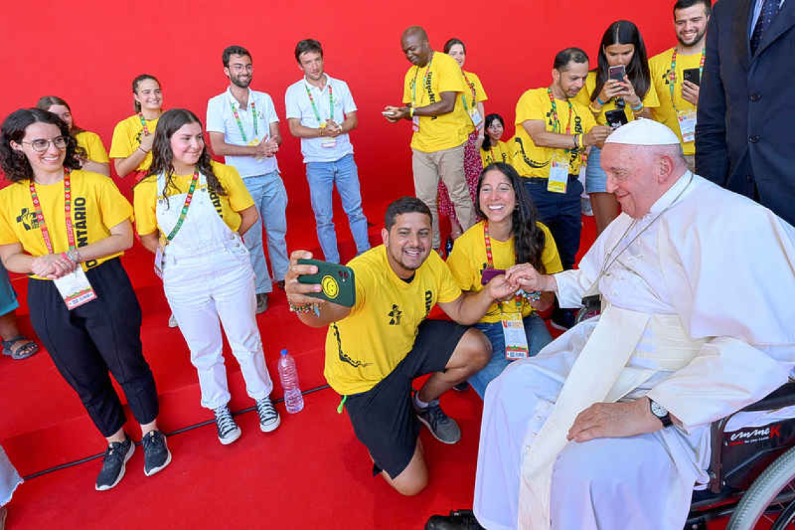 Closing youth festival in Portugal, pope shares 'old man's' dream of peace 