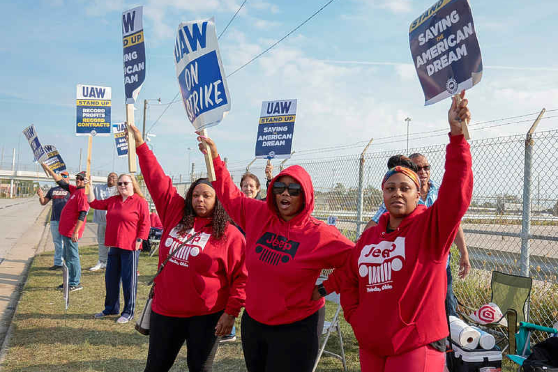 Strike against Detroit Three automakers enters third day