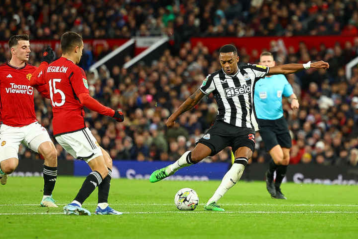 Man United slump to Newcastle, West Ham knock out Arsenal 3-1