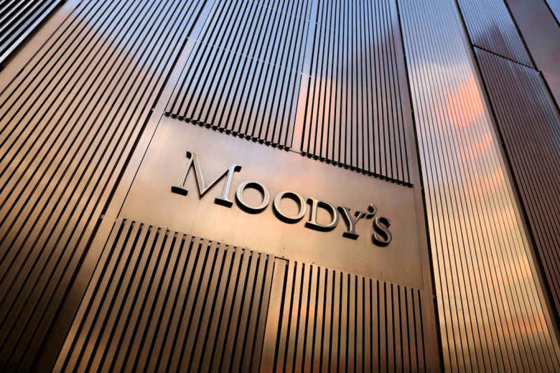Moody's turns negative on US credit rating 