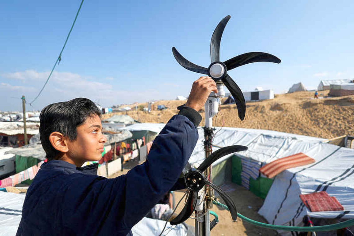 Teenage Newton of Gaza creates system to light up his family tent