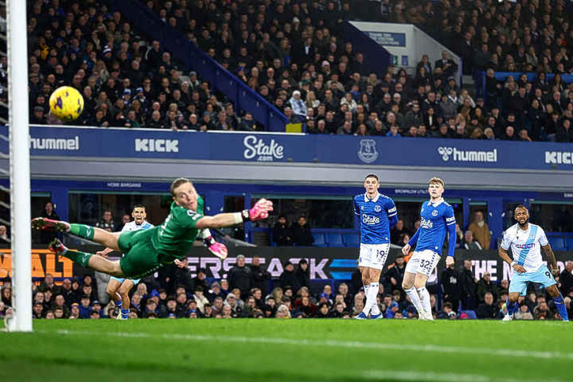 Everton move out of the bottom three after 1-1 draw with Palace