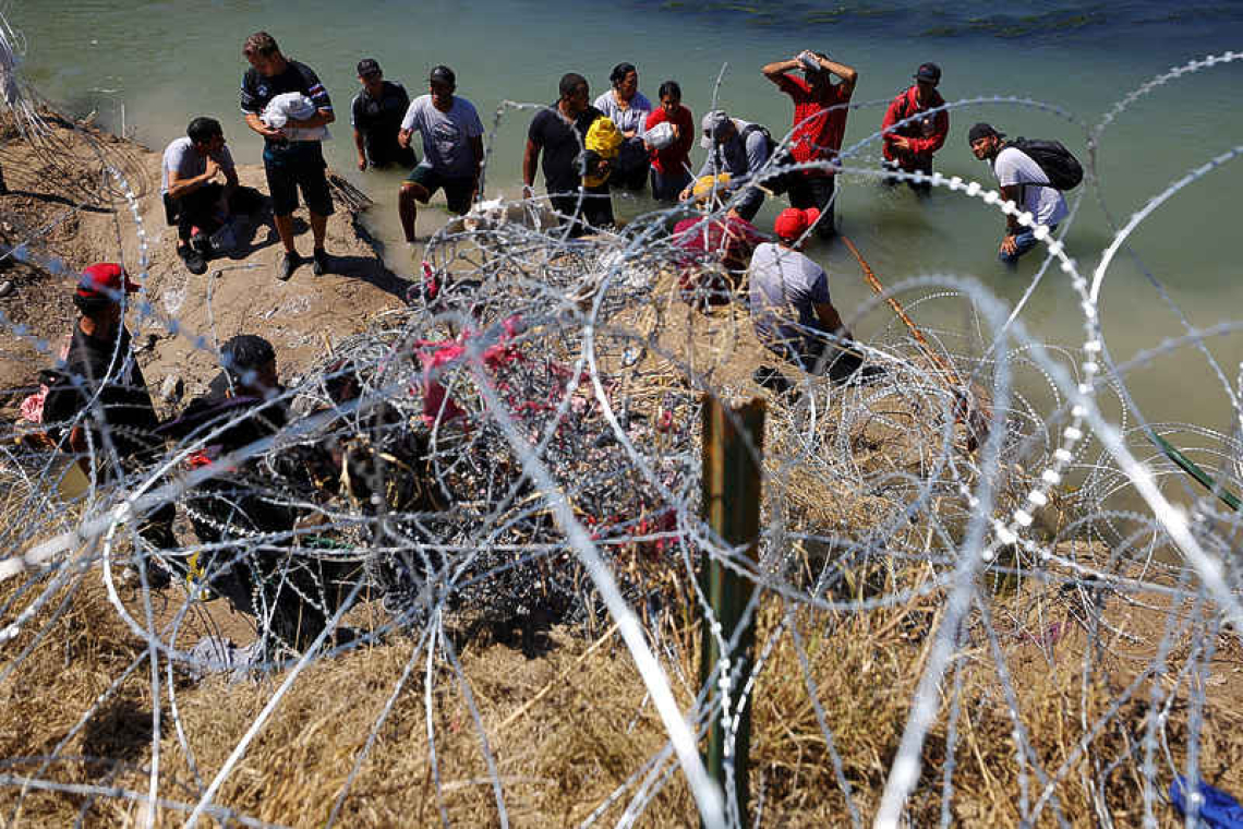 US Supreme Court lets Texas state border enforcement law take effect 