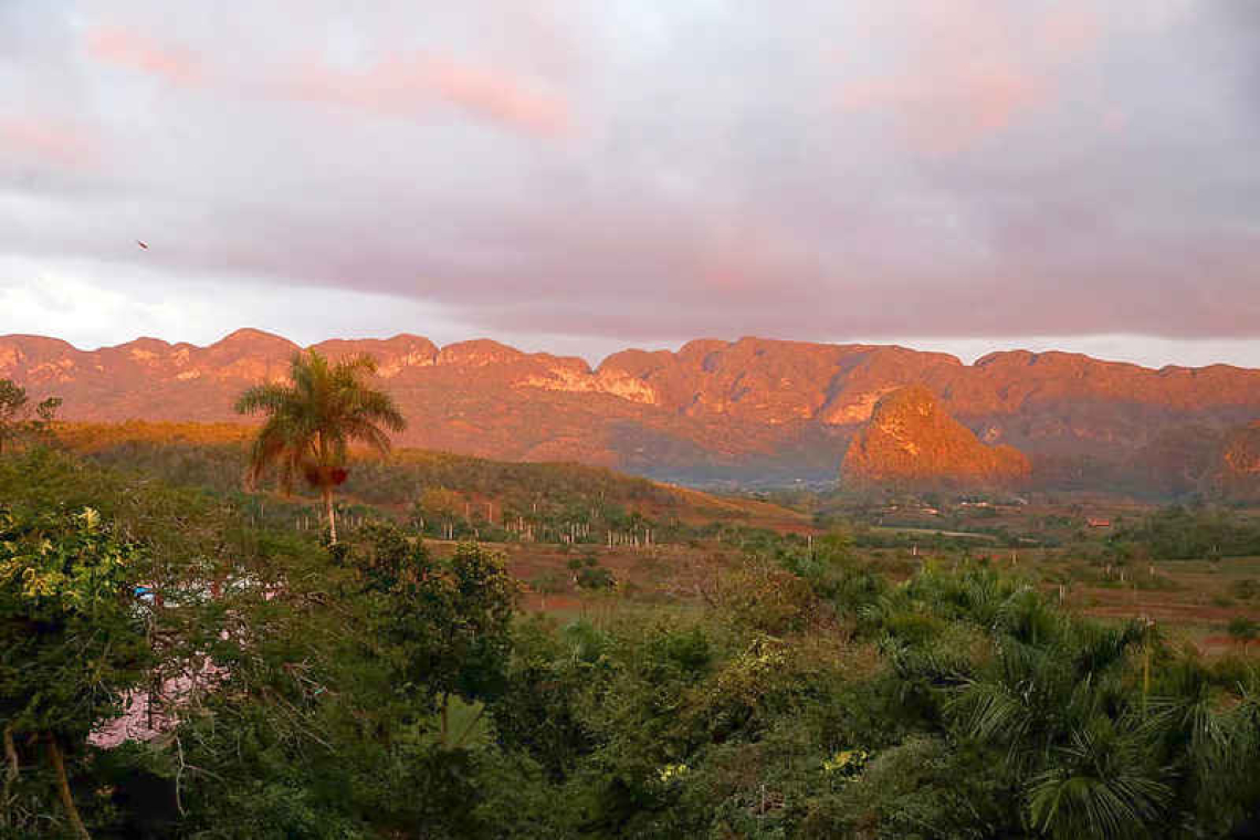 Wildfire razes pine lands near  top Cuba tourist town Viñales