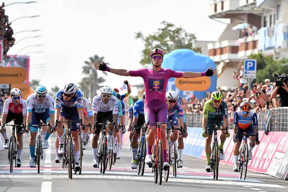 Milan wins Giro stage 11 on the line, Merlier relegated from second place