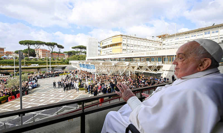 Pope returns to Vatican after five weeks in hospital