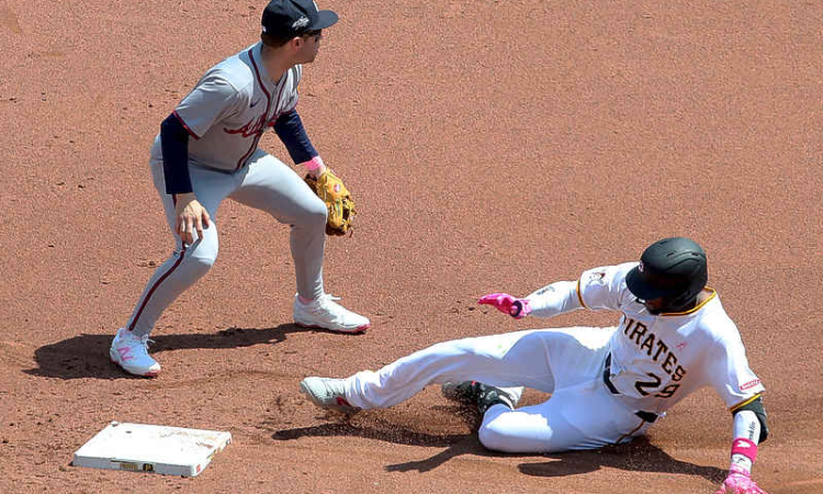 Pirates strike in ninth to edge Braves 4-3