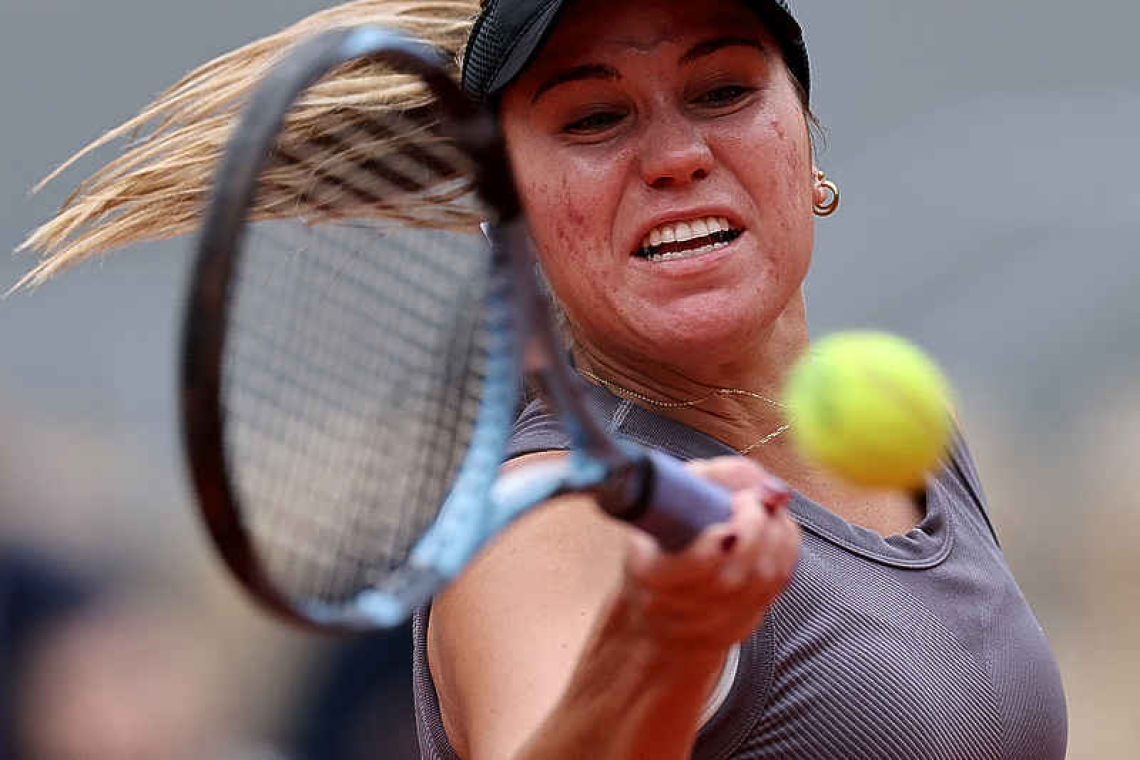 Kenin battles past Azarenka into French Open third round