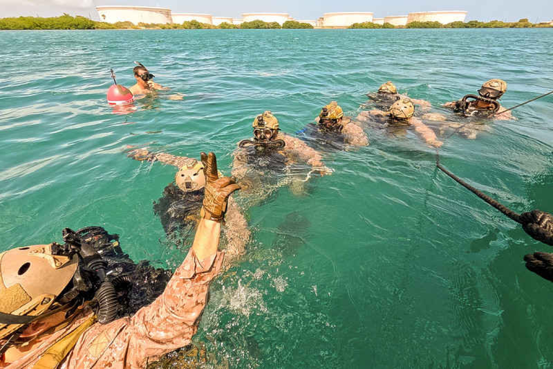 Dutch and US marines  train together in Aruba