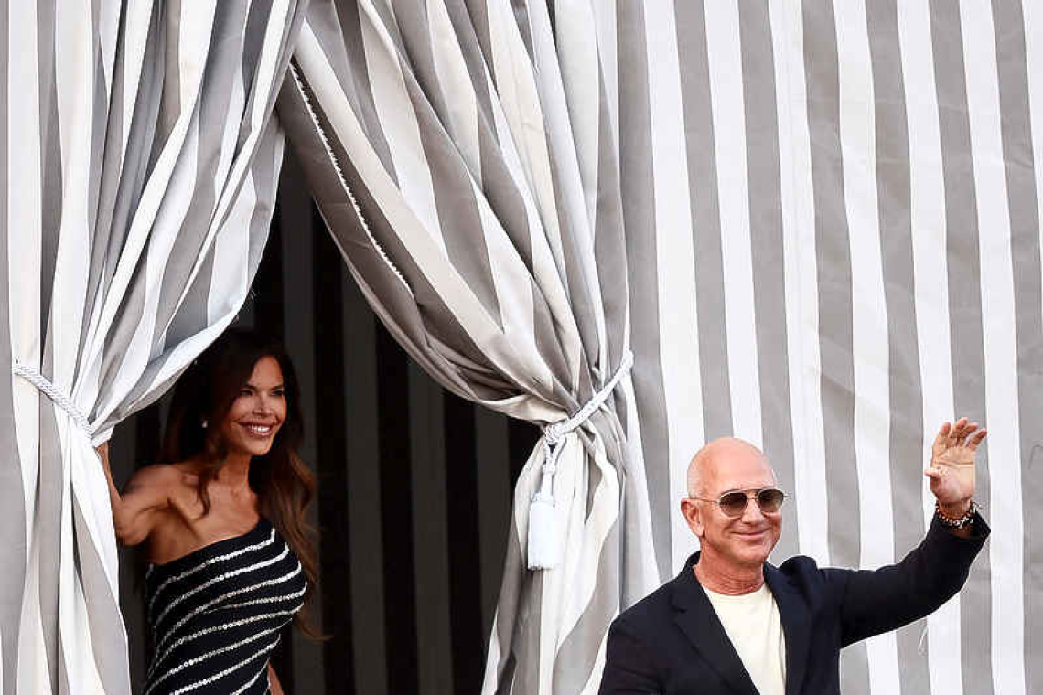 Bezos and Sanchez arrive in  Venice for wedding party