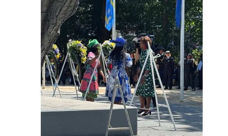 Minister Plenipotentiary Arrindell lays  wreath at National Slavery Monument