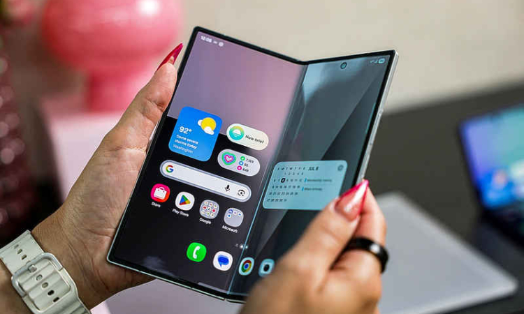 Samsung bet on foldable  phones faces major test