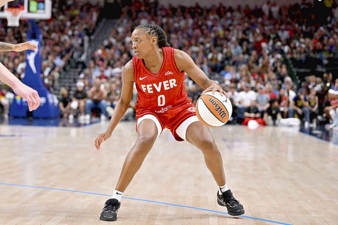 Kelsey Mitchell explodes for 35 points in decisive Fever win over Sky