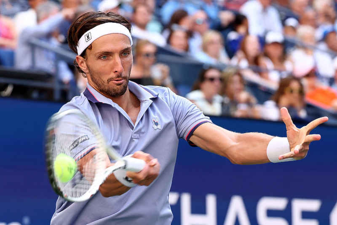 Alcaraz, Pegula storm through US Open fourth round