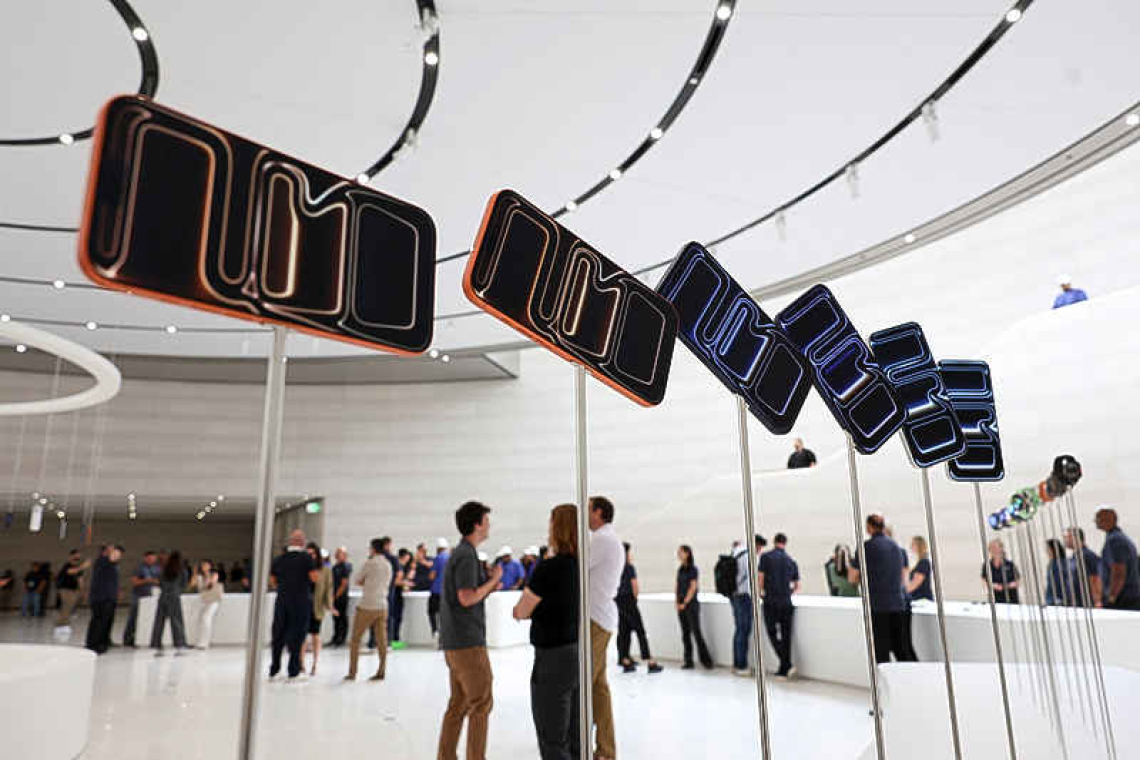 Apple holds down new iPhone prices amid threats of Trump tariffs