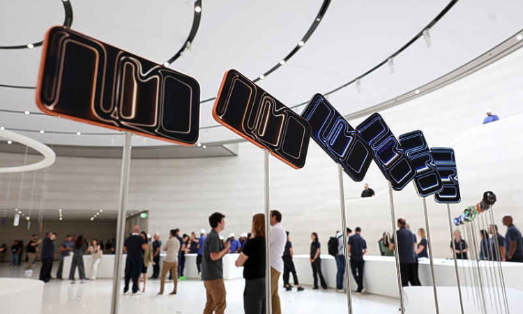 Apple holds down new iPhone prices amid threats of Trump tariffs
