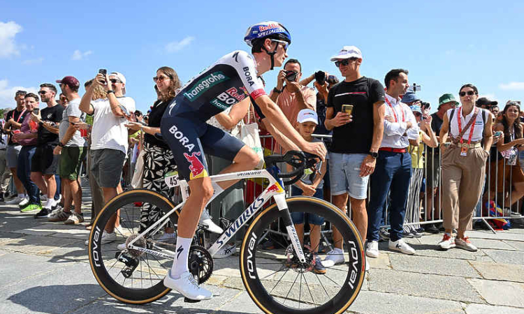 Italian Pellizzari powers to Vuelta stage 17 win