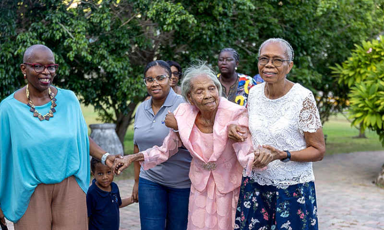 VSA honours 7 seniors for  contributions to St. Maarten