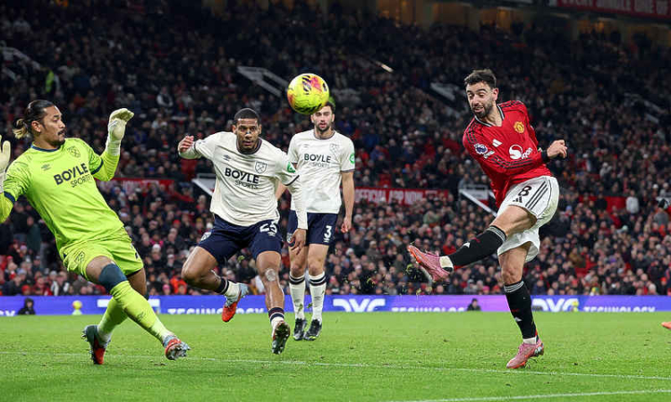Man United held to 1-1 draw at home by struggling West Ham