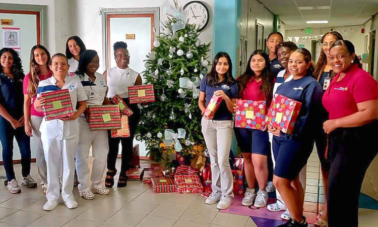 Rotary Club of St. Martin Sunset brings  Christmas cheer to children in hospital