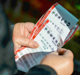 Powerball jackpot climbs to $1.6 bln,  among largest in US lottery history