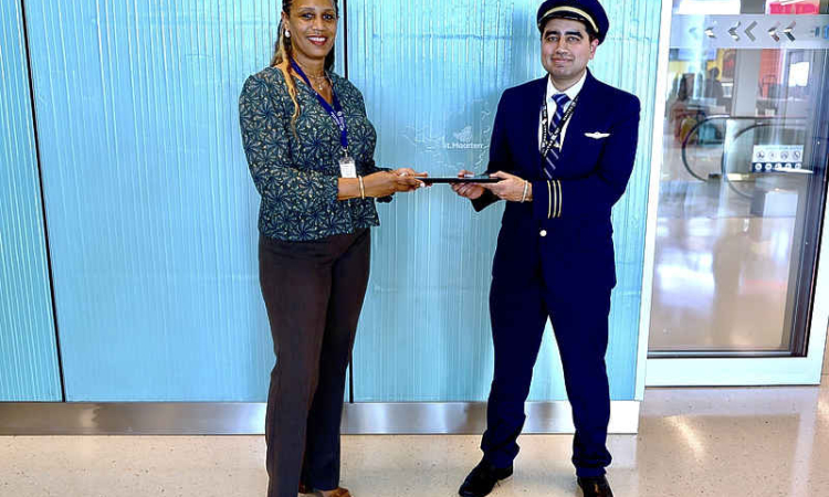    Government honours St. Maarten-born pilot  Tejwani at inaugural flight to St. Maarten