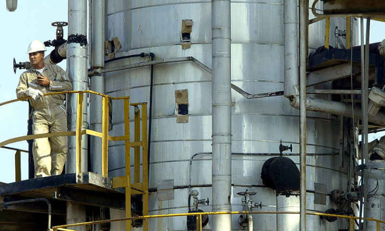 Venezuela moves to cut oil industry  output due to US export embargo