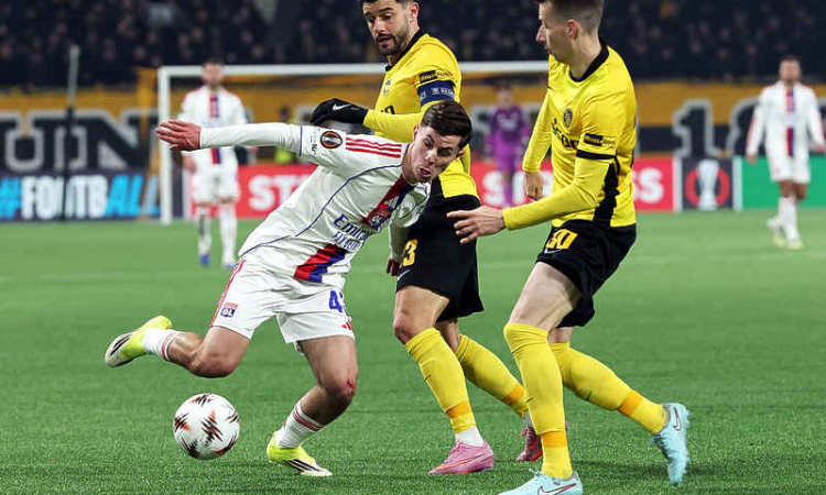 Sancho sends Villa through as Lyon and Freiburg also advance to Europa last 16
