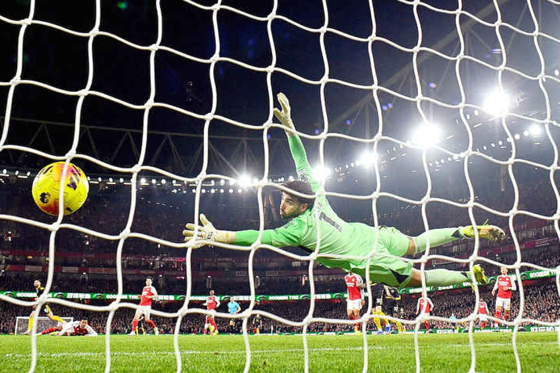 Arsenal suffer title jolt against inspired United, Villa close gap