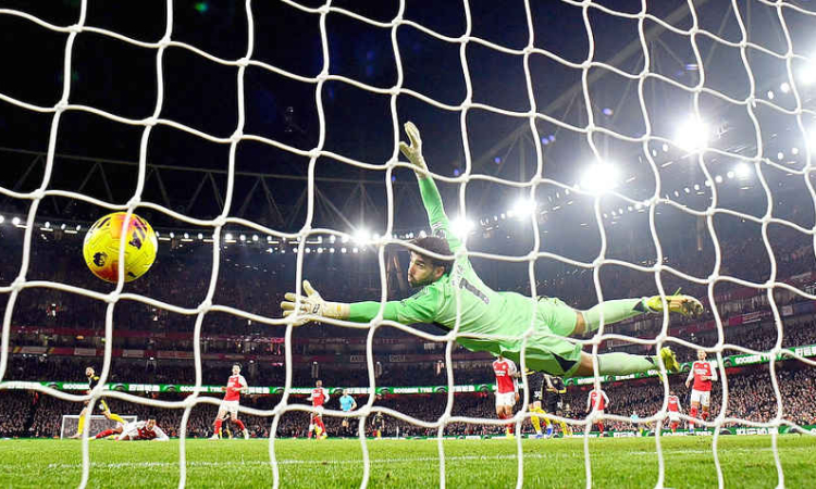 Arsenal suffer title jolt against inspired United, Villa close gap