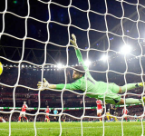 Arsenal suffer title jolt against inspired United, Villa close gap