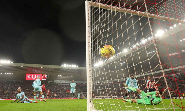 Diarra leads Sunderland's charge as they move up to eighth place