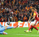 Galatasaray rout 10-man Juventus 5-2 in Champions League playoff