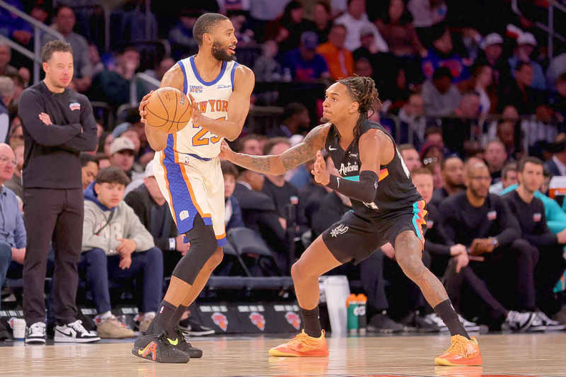 Knicks excel, snap Spurs' 11-game winning streak