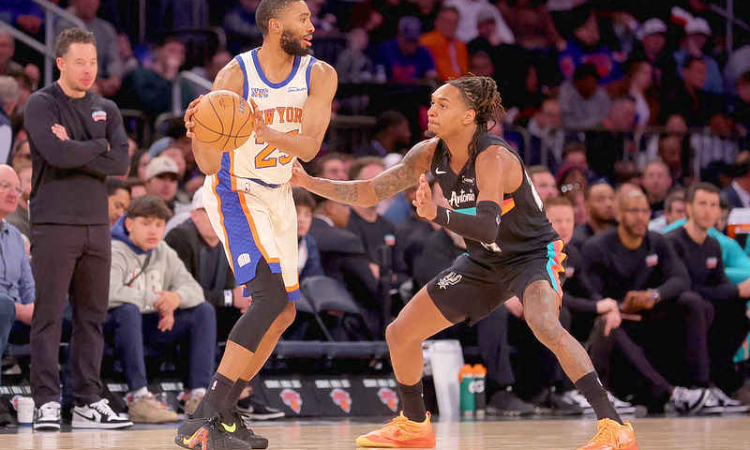 Knicks excel, snap Spurs' 11-game winning streak