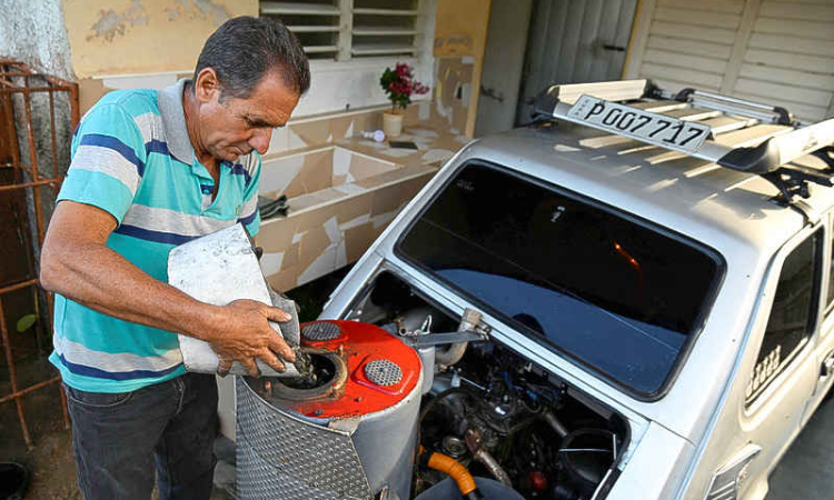 Facing US oil blockade, Cuban  man powers car with charcoal