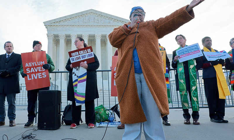 Supreme Court justices lean toward  Trump in asylum-processing case