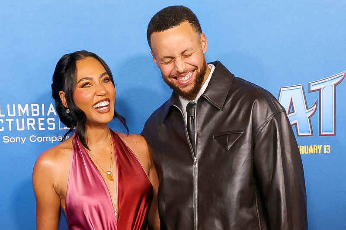 Buffett, NBA star Curry  team up on charity lunch