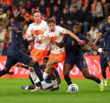 Dutch survive early red card to hold out for draw with Ecuador