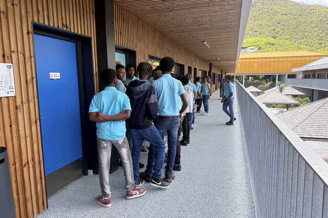 Tour and presentation of Collège Soualiga  leaves elected officials highly impressed