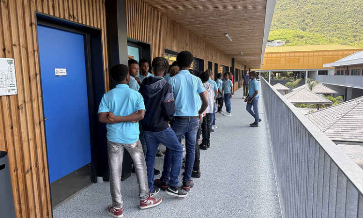 Tour and presentation of Collège Soualiga  leaves elected officials highly impressed