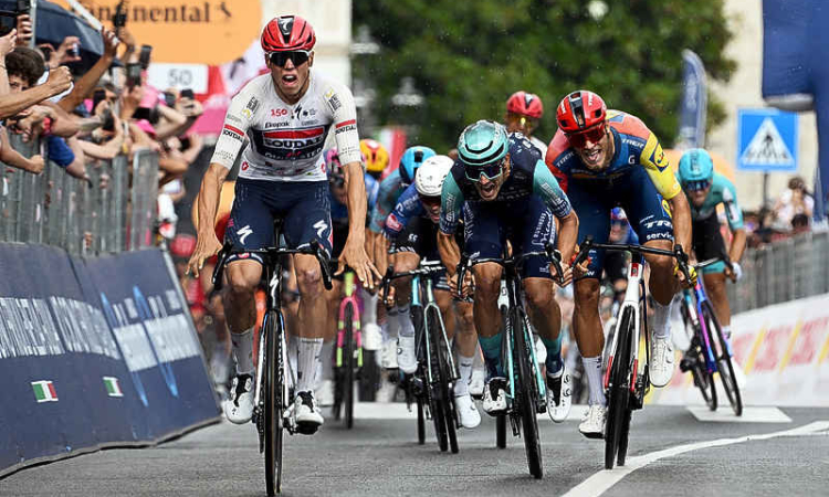 Magnier sprints to third win of Giro, Vingegaard stays in pink
