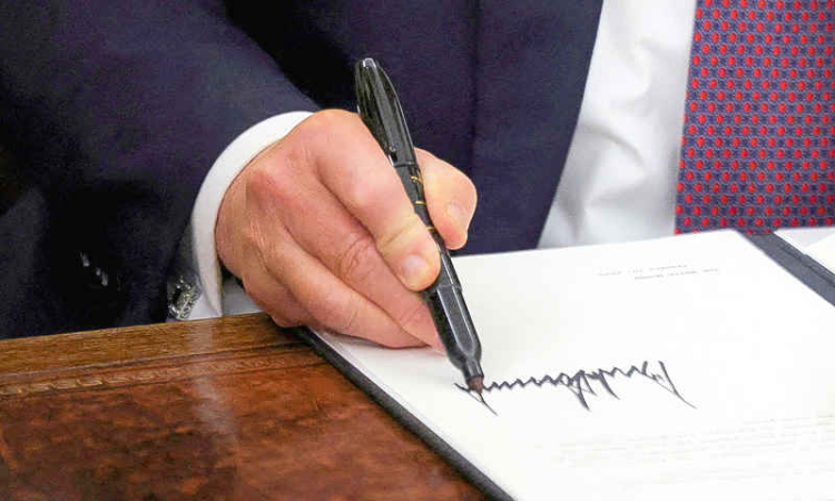 Democrats press government  over “pay-to-play” pardons