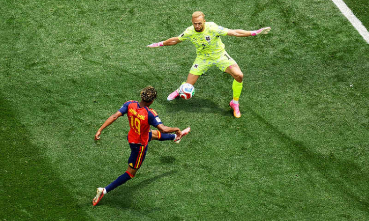 Spain sweep aside Austria 3-0 to reach World Cup last 16