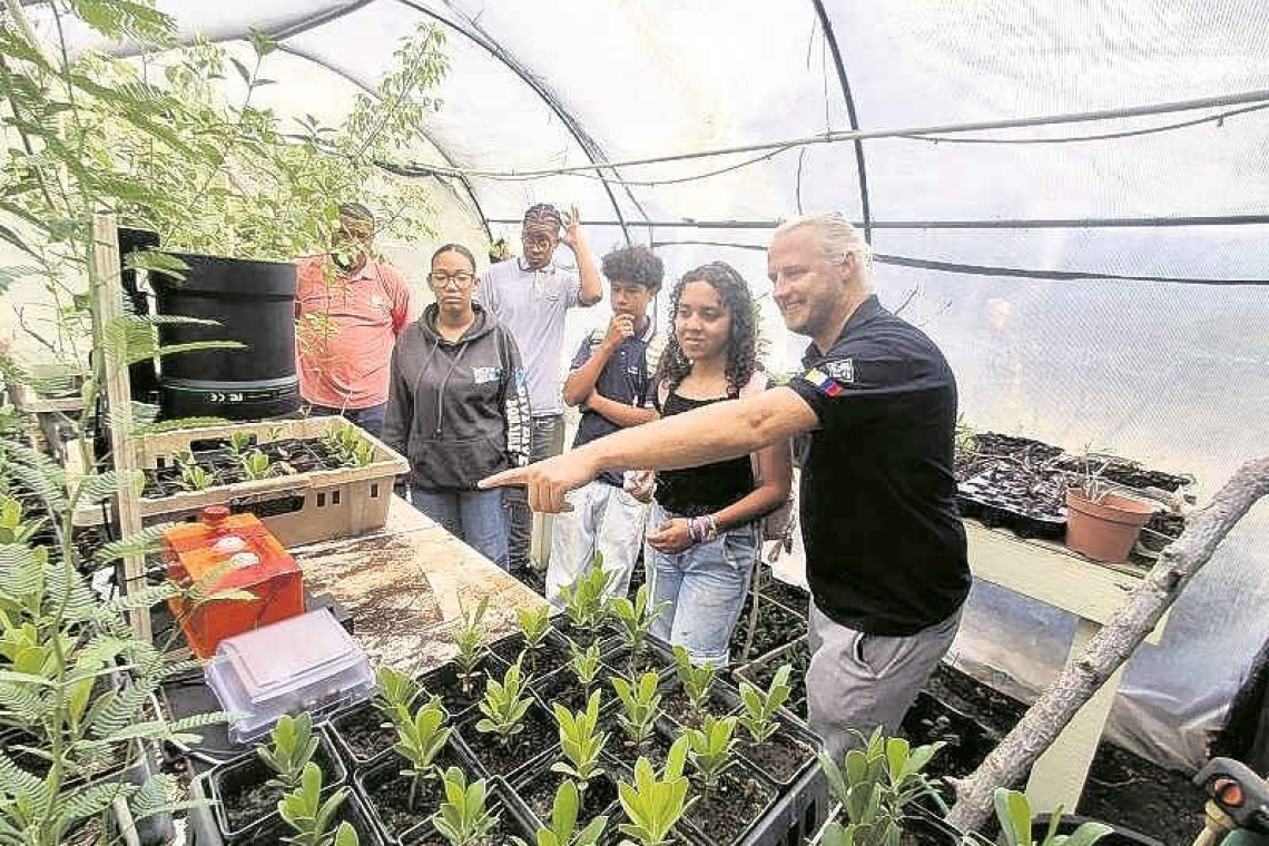 Students support  grower Tera Barra