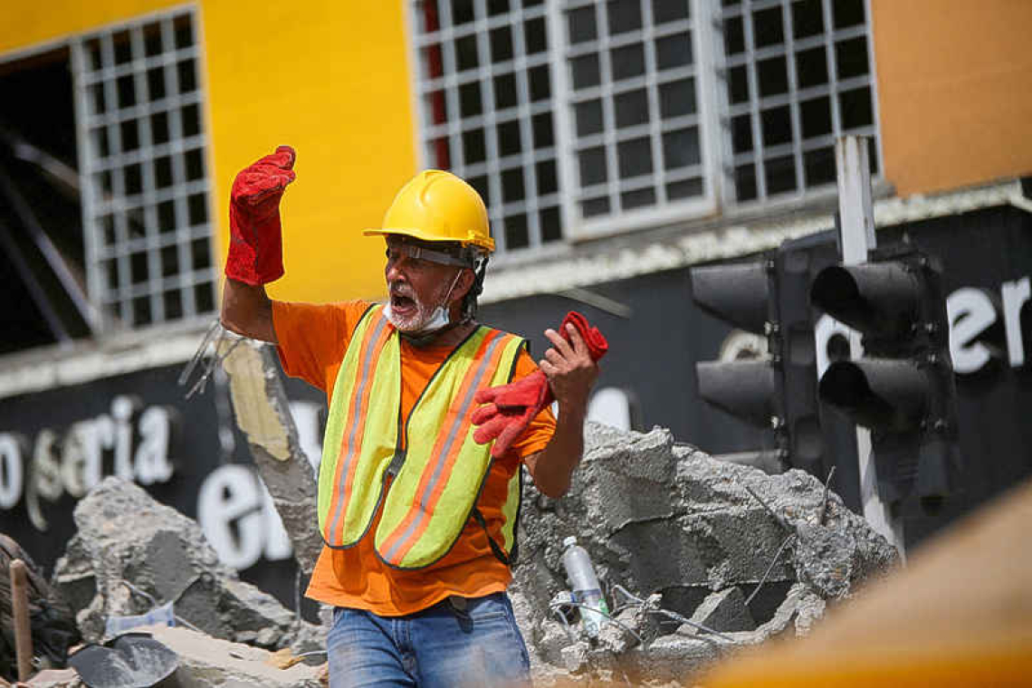 Veteran volunteer digs for survivors after Colombia quake