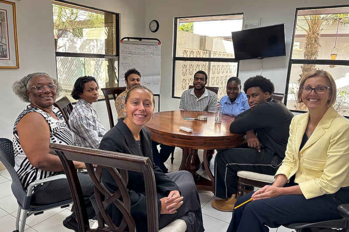 Governor hosts students  heading for UK to study