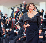 Maggie Gyllenhaal says women  directors face 'systemic' barriers