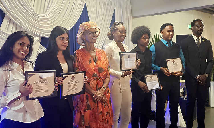 Nahjah Wyatte Muñoz receives  President of Parliament Award