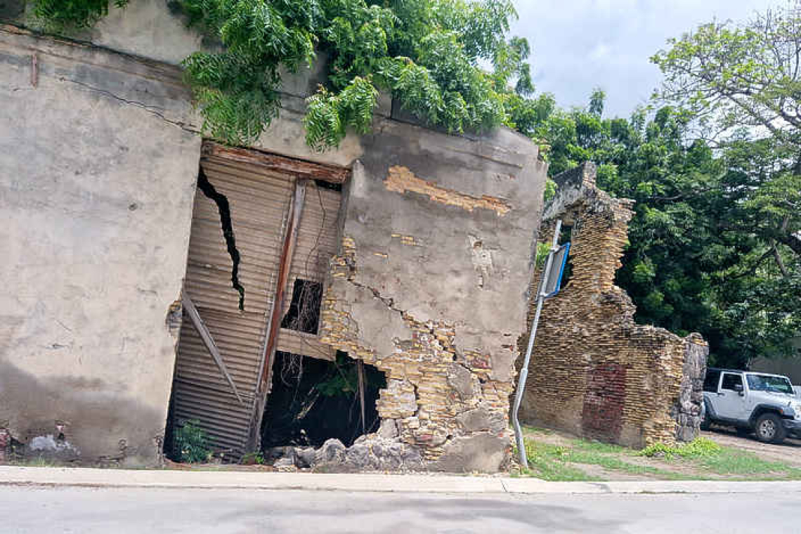 Statia public advised to take  caution at unsafe building